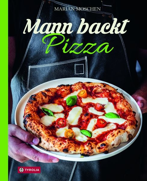 Mann backt Pizza