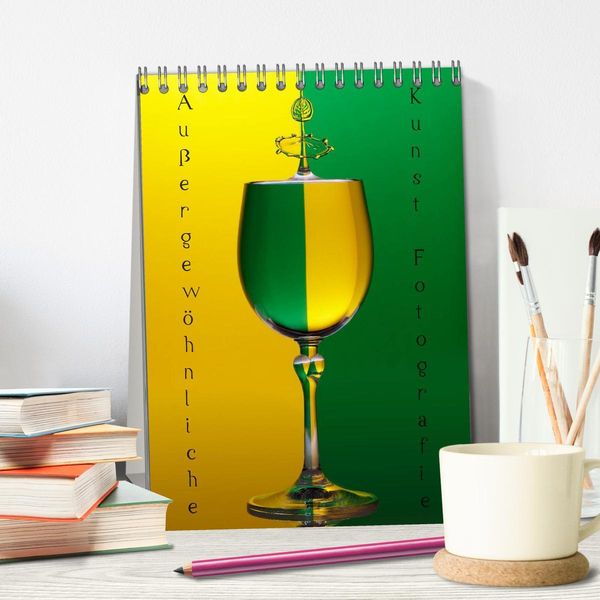 Produktbild: Au&szlig;ergew&ouml;hnliche Kunst - Wasser Tropfenfotografie (Tischkalender 2026 DIN A5 hoch), CALVENDO Monatskalender