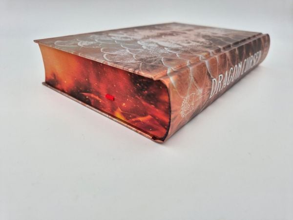 Produktbild: Dragon Cursed &ndash; Zeig keine Gnade (Deluxe-Ausgabe)