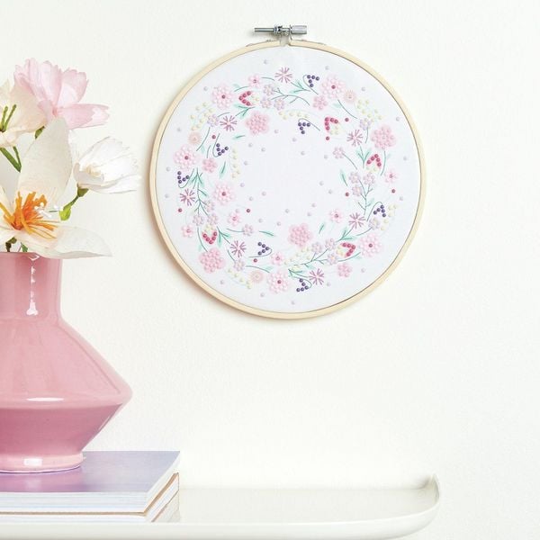 Produktbild: Diamond Painting DIY-Set, Bild auf Leinwand, Funkelnder Blumenkranz // &Oslash; 20 cm. 14-teilig