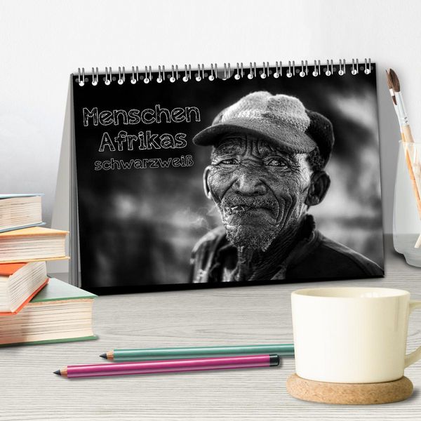 Produktbild: Menschen Afrikas schwarzwei&szlig; (Tischkalender 2026 DIN A5 quer), CALVENDO Monatskalender