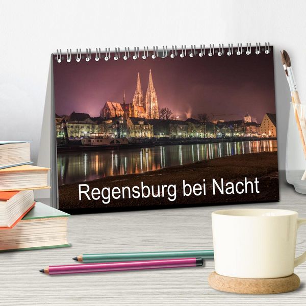 Produktbild: Regensburg bei Nacht (Tischkalender 2026 DIN A5 quer), CALVENDO Monatskalender