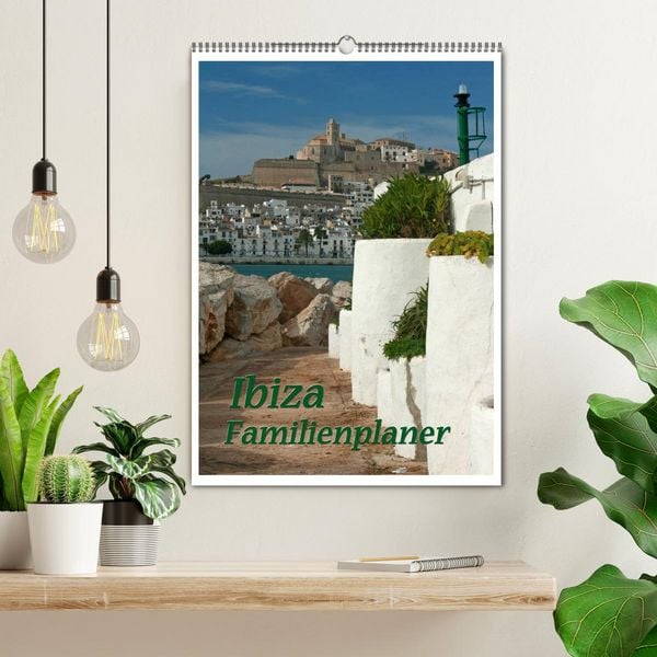 Produktbild: Ibiza / Familienplaner (Wandkalender 2026 DIN A2 hoch), CALVENDO Monatskalender