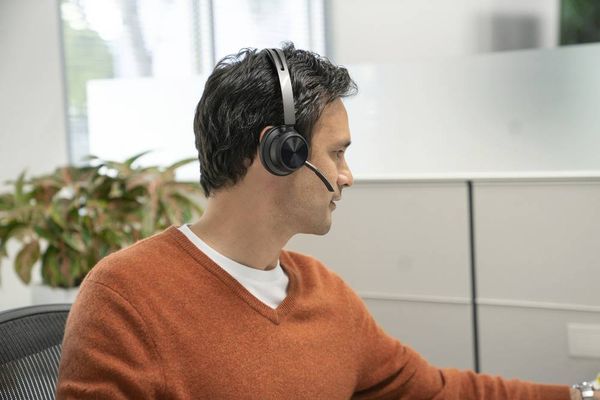 Produktbild: HP Poly Voyager Focus 2 On Ear Headset Bluetooth&reg; Stereo Schwarz Noise Cancelling Headset Computer