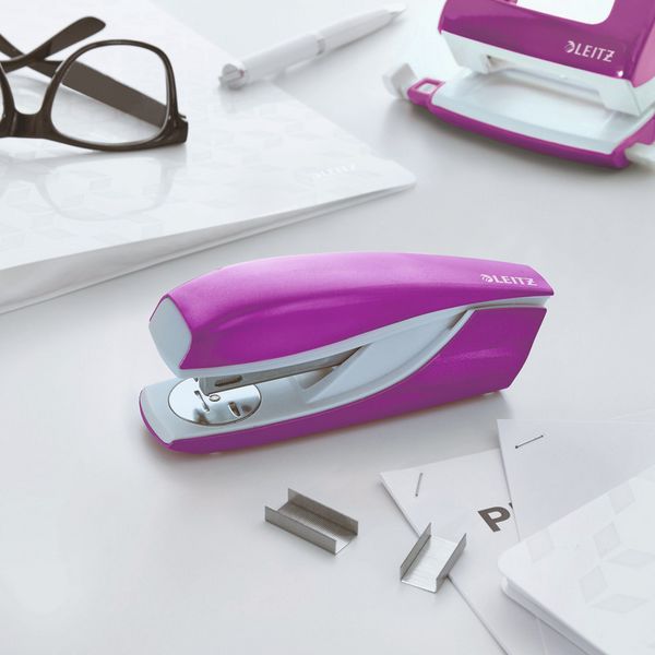 Produktbild: LEITZ Heftger&auml;t NeXXt WOW bis 30 Blatt violett metallic