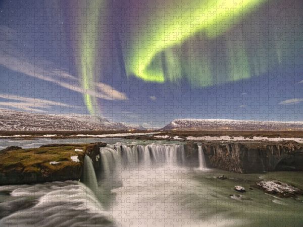 Produktbild: CALVENDO Puzzle Nordlicht &uuml;ber dem Godafoss Wasserfall in Island | 2000 Teile Lege-Gr&ouml;&szlig;e 90x67cm Foto-Puzzle f&uuml;r gl&uuml;ckliche Stunden