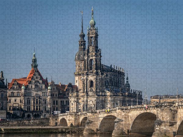 Produktbild: CALVENDO Puzzle Die Hofkirche von Dresden mit Blick vom Altst&auml;dter Elbufer. | 1000 Teile Lege-Gr&ouml;&szlig;e 64x48cm Foto-Puzzle f&uuml;r gl&uuml;ckliche Stunden