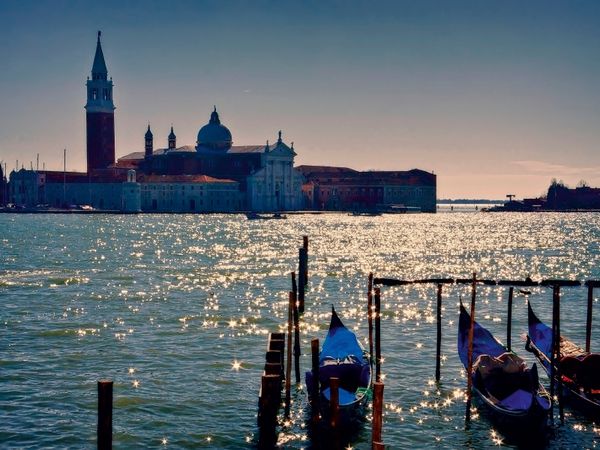 Produktbild: CALVENDO Puzzle Ein Motiv aus dem Kalender Verzaubertes Venedig | 1000 Teile Lege-Gr&ouml;&szlig;e 64x48cm Foto-Puzzle f&uuml;r gl&uuml;ckliche Stunden