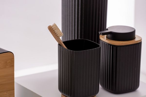Produktbild: WC-Garnitur Mod. Rotello Schwarz, mit Bambus-Deckel und Rillenstruktur