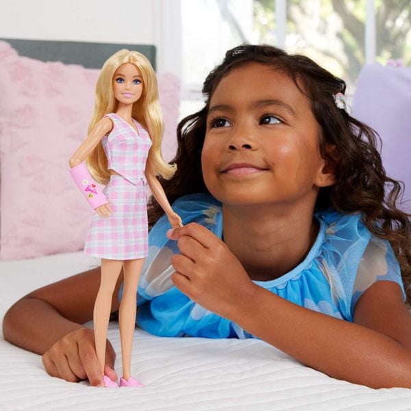 Produktbild: Barbie Fashionista mit Armgips
