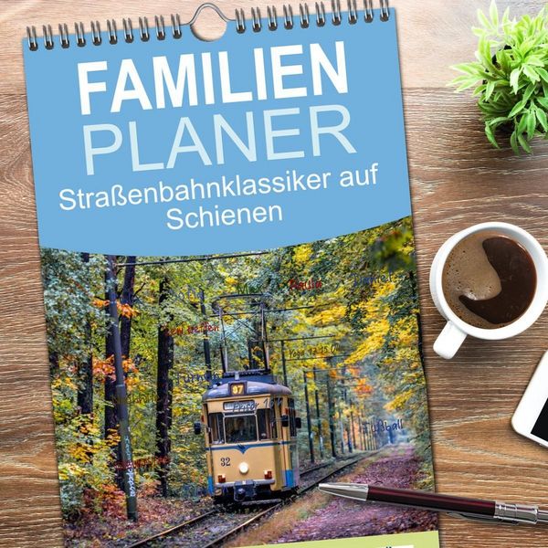 Produktbild: Familienplaner 2026 - Stra&szlig;enbahnklassiker auf Schienen mit 5 Spalten (Wandkalender, 21 x 45 cm) CALVENDO