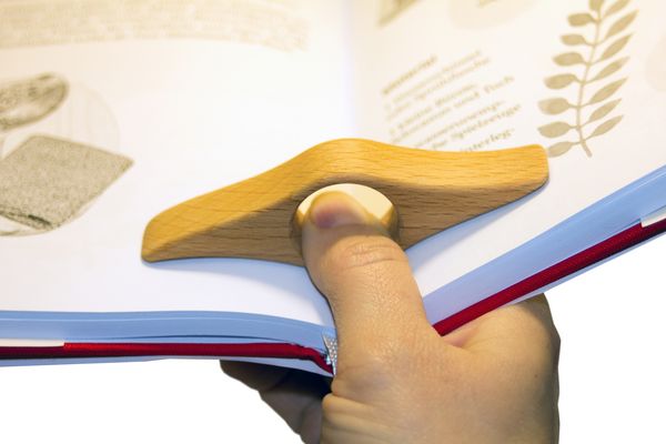 Produktbild: Buch-Seitenhalter aus Buche - Handgefertigt in Berlin - Thumb Thing, Lesezubeh&ouml;r, Buchzubeh&ouml;r, Geschenk f&uuml;r B&uuml;cherliebhaber, Vielleser, fixiert das ge