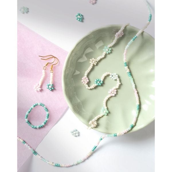 Produktbild: Folia  Rocailles-Perlen-Set PASTELL, ~90g Perlen, 3x1m Nylonfaden, 3 Verschl&uuml;sse