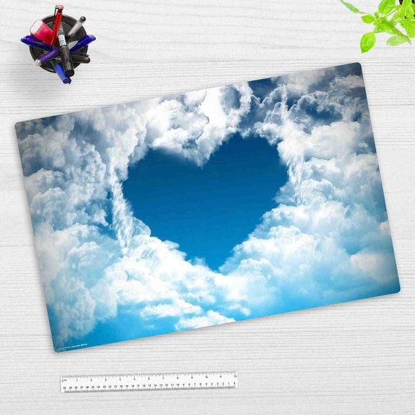 Produktbild: Cover-your-desk Schreibtischunterlage f&uuml;r Kinder und Erwachsene Ein Herz aus Wolken, aus hochwertigem Vinyl , 60 x 40 cm