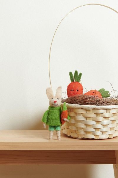 Produktbild: Aufh&auml;nger Filz-Hase mit Pulli und M&ouml;hre, Gr&uuml;n, 14 x 7 x 3cm