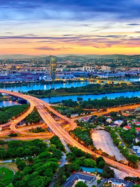 Produktbild: CALVENDO Puzzle Die Stadt Wien an der sch&ouml;nen blauen Donau | 1000 Teile Lege-Gr&ouml;&szlig;e 64x48cm Foto-Puzzle f&uuml;r gl&uuml;ckliche Stunden