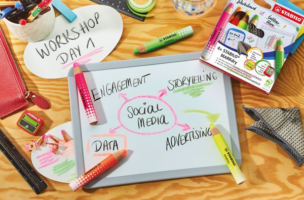 Produktbild: STABILO Marker Whiteboard- und Flipchartmarker MARKdry, 4er Set mit Spitzer und Abwischtuch, Neonfarben