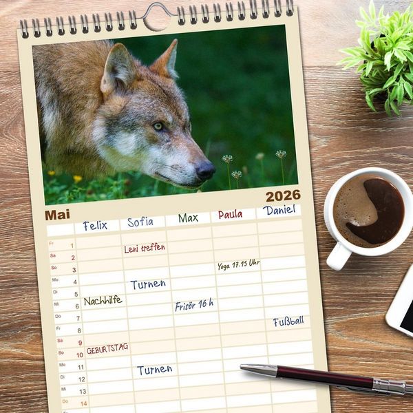 Produktbild: Familienplaner 2026 - Begegnung mit dem Wolf mit 5 Spalten (Wandkalender, 21 x 45 cm) CALVENDO