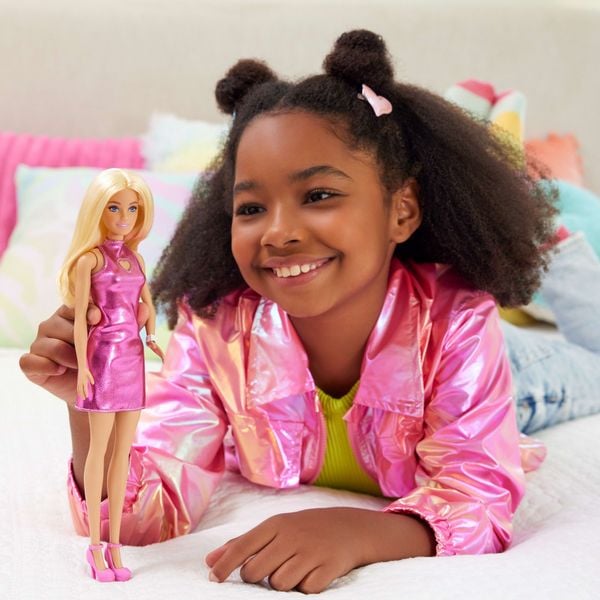 Produktbild: Barbie Fashionista Puppe im pinken Metallic-Kleid mit Herz-Aussparung