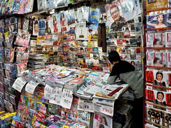 Produktbild: CALVENDO Puzzle Zeitschriften Kiosk in Shanghai | 1000 Teile Lege-Gr&ouml;&szlig;e 64x48cm Foto-Puzzle f&uuml;r gl&uuml;ckliche Stunden
