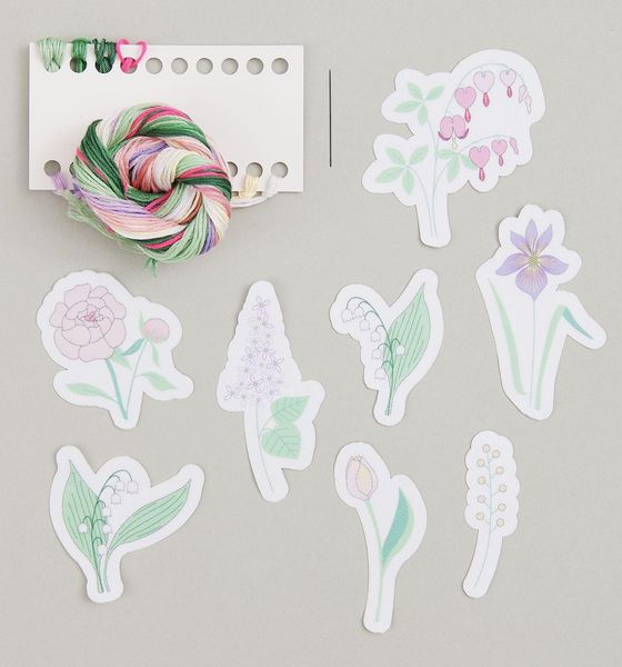 Produktbild: Stick & Stitch Packung, Blumen XL // 8 Stk., 8 Designs // Wasserl&ouml;sliche Stickvorlage, Stickgarn, Sticknadel und Anleitung