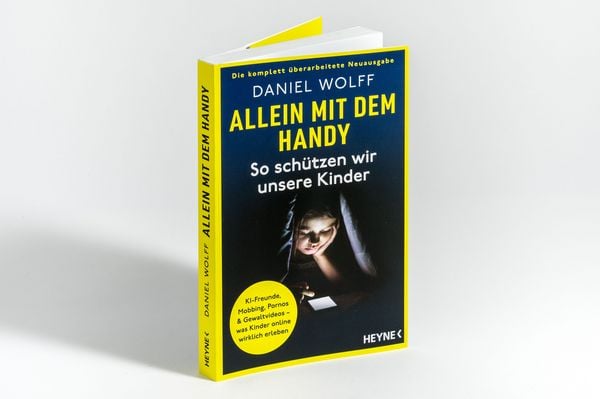 Produktbild: Allein mit dem Handy: So sch&uuml;tzen wir unsere Kinder