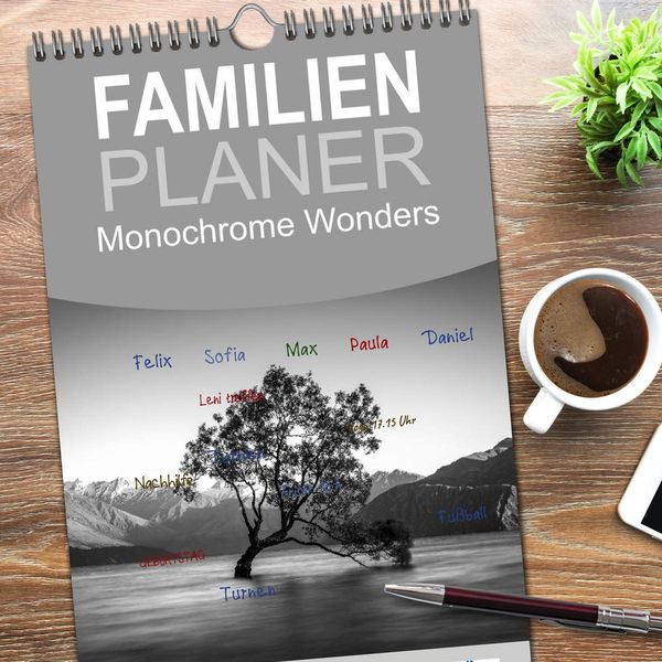 Produktbild: Familienplaner 2026 - Monochrome Wonders mit 5 Spalten (Wandkalender, 21 x 45 cm) CALVENDO