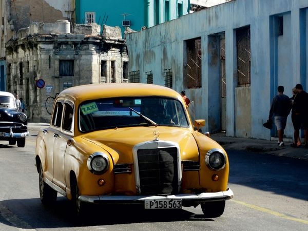 Produktbild: CALVENDO Puzzle Der Oldtimer Mercedes 180 unterwegs in Havanna | 1000 Teile Lege-Gr&ouml;&szlig;e 64x48cm Foto-Puzzle f&uuml;r gl&uuml;ckliche Stunden