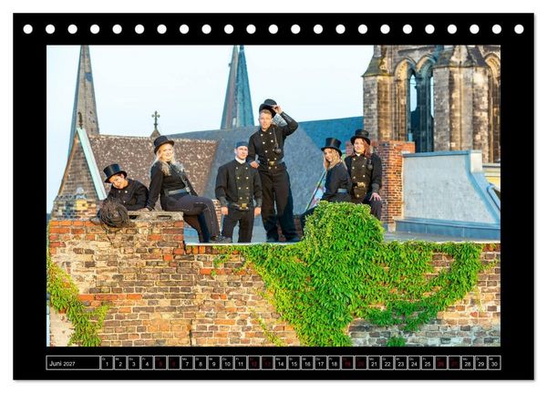 Produktbild: Schornsteinfeger &uuml;ber Berlin - Die Gl&uuml;cksbringer auf den D&auml;chern der Hauptstadt (Tischkalender 2027 DIN A5 quer), CALVENDO Monatskalender