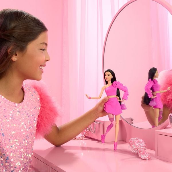Produktbild: Barbie Deluxe Style Puppe - glitzernde Beinprothese