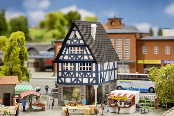 Produktbild: Faller 232157 N Fachwerkhaus mit Apotheke