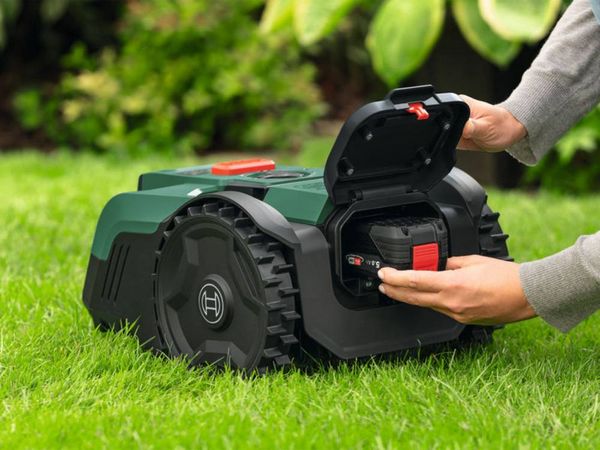 Produktbild: Bosch Home and Garden 06008E1100 VISIMOW18V-200 M&auml;hroboter