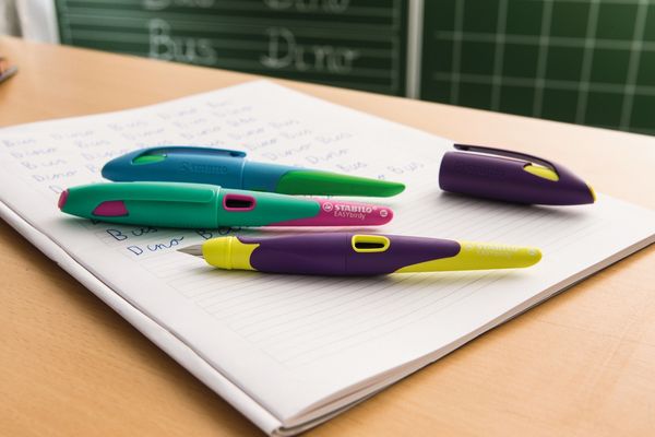 Produktbild: STABILO Ergonomischer Schulf&uuml;ller f&uuml;r Linksh&auml;nder mit Anf&auml;nger-Feder A -   EASYbirdy in himmelblau/grasgr&uuml;n - Einzelstift - inklusive Patrone