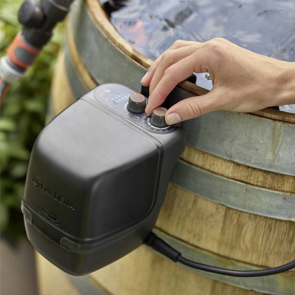 Produktbild: GARDENA Akku-Regenfasspumpe 2400 ComfortAutomatic 18V P4A Ready-To-Use Set Regenwassernutzungsanlage 2400 l/h 1.8 m