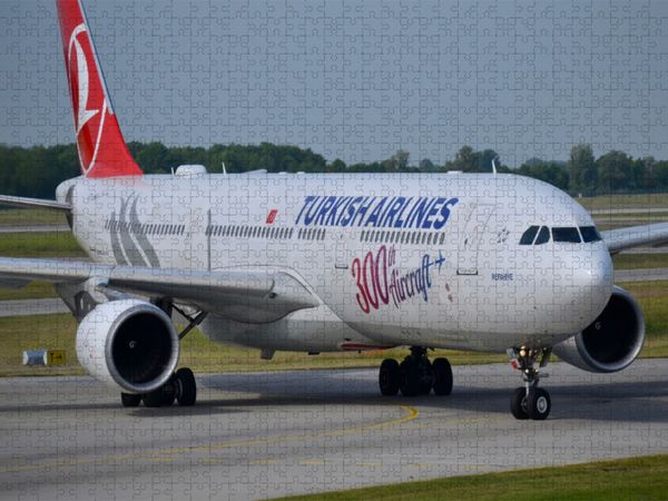 Produktbild: CALVENDO Puzzle Turkish Airlines A330-303 (TC-LNC) at Munich Airport (MUC/EDDM) | 1000 Teile Lege-Gr&ouml;&szlig;e 64x48cm Foto-Puzzle f&uuml;r gl&uuml;ckliche Stunden