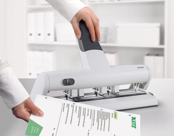 Produktbild: Leitz Mehrfachlocher 5114-00-84 max. Anzahl der Bl&auml;tter:30 Bl. (80 g/m&sup2;) Anzahl der Stanzsegmente:4 Silber 1 St.