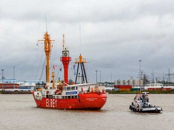 Produktbild: CALVENDO Puzzle Das Feuerschiff Elbe 1 wird von einem Schlepper gesteuert | 1000 Teile Lege-Gr&ouml;&szlig;e 64x48cm Foto-Puzzle f&uuml;r gl&uuml;ckliche Stunden