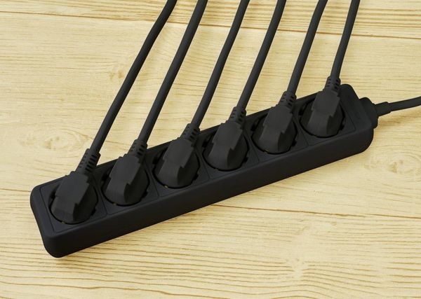 Produktbild: Sygonix SY-4890996 Steckdosenleiste 6fach Schwarz Schutzkontakt 1St.