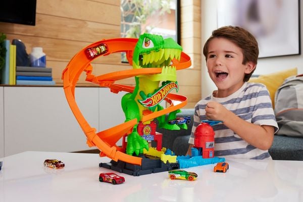 Produktbild: Hot Wheels City T-Rex-Feuerschlacht Spielset und Die-Cast-Spielzeugauto im Maßstab 1:64, gegnerischer Dinosaurier