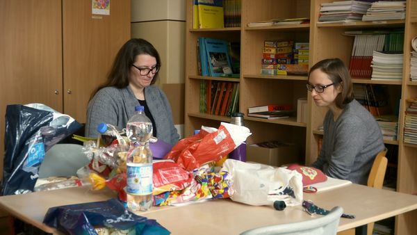 Produktbild: Zwischen den St&uuml;hlen