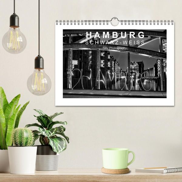 Produktbild: Hamburg in schwarz-wei&szlig; (Wandkalender 2027 DIN A4 quer), CALVENDO Monatskalender