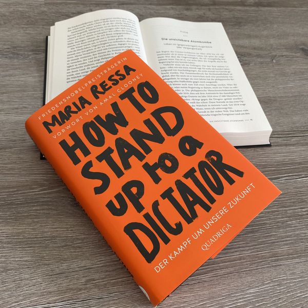 Produktbild: HOW TO STAND UP TO A DICTATOR - Deutsche Ausgabe. Von der Friedensnobelpreistr&auml;gerin
