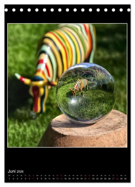 Produktbild: Momente aus Glas &ndash; Glaskugelfotografie (Tischkalender 2026 DIN A5 hoch), CALVENDO Monatskalender