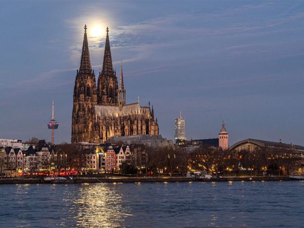 Produktbild: CALVENDO Puzzle Vollmond &uuml;ber dem K&ouml;lner Dom | 1000 Teile Lege-Gr&ouml;&szlig;e 64x48cm Foto-Puzzle f&uuml;r gl&uuml;ckliche Stunden
