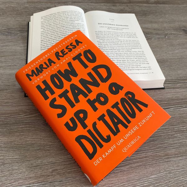 Produktbild: HOW TO STAND UP TO A DICTATOR - Deutsche Ausgabe. Von der Friedensnobelpreistr&auml;gerin