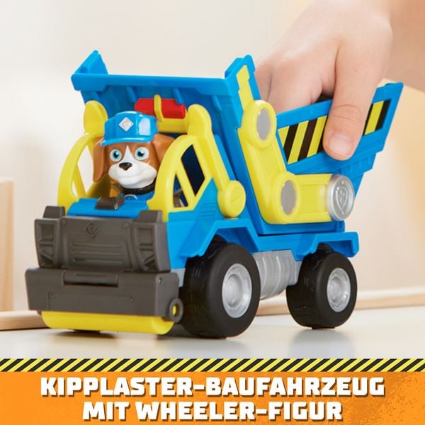 Produktbild: Rubble und Crew - Kipplaster-Baufahrzeug mit Wheeler-Figur, bewegliche Walze & Kippbr&uuml;cke, TV-Serie Spielzeug, f&uuml;r Kinder ab 3 Jahren