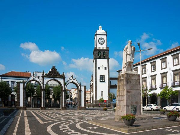 Produktbild: CALVENDO Puzzle Ponta Delgada - Igreja Matriz de Sao Sebastiao und Portas da Cidade | 1000 Teile Lege-Gr&ouml;&szlig;e 64x48cm Foto-Puzzle f&uuml;r gl&uuml;ckliche Stunden