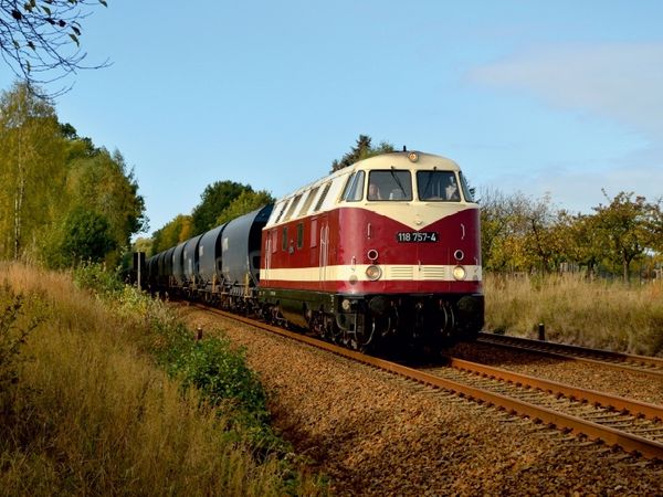 Produktbild: 118 757-4 mit einem Getreidezug bei Medewitz am 23.10.2015 (Puzzle)