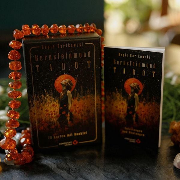 Produktbild: Bernsteinmond Tarot - 78 Tarotkarten und 80-seitiges Booklet