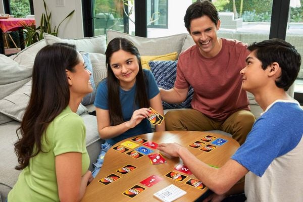 Produktbild: UNO Zero Kartenspiel für Kinder, Erwachsene und Familienabende, Partys und Reisen, enthält Kartenspiel und Punktekarte